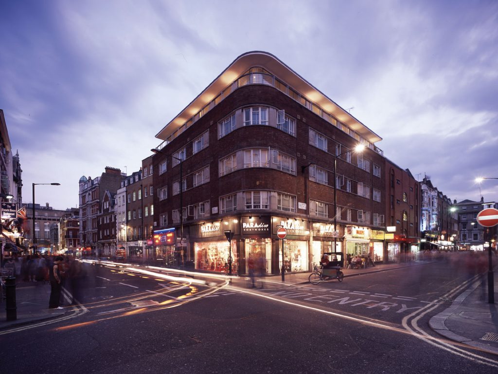 The flat roof of a 1930's building at the intersection of Dean Street and Old Compton Street provided the opportunity to create three contemporary penthouse apartments in the heart of London's Soho. A lightweight pavilion set back from the main facade is completed by an over-sailing roof that responds to the strong horizontal lines of the original building.
